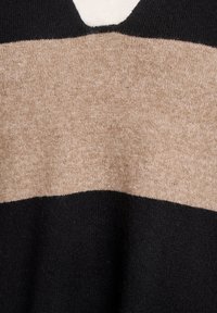 Strickpullover mit V-Ausschnitt, versehen mit horizontalen Streifen in Schwarz, Beige und Creme. Weiche Textur mit unterschiedlichen Stoffdichten.