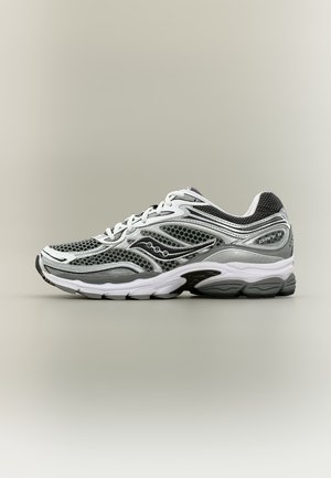 Hall ja valge Saucony Omni 9 jooksujalats võrgust detailide, nöörpaelte ja pehmendusega tallaga, nähtuna küljelt neutraalsel taustal.