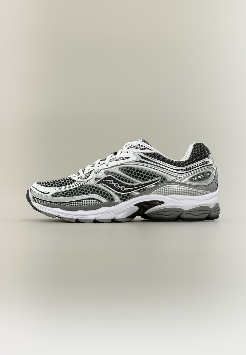 Scarpa da corsa Saucony Omni 9 grigia e bianca con pannelli in mesh, chiusura con lacci e suola ammortizzata, vista laterale su sfondo neutro.