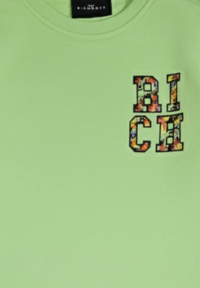 Camicia verde chiaro con lettere a blocchi floreali colorate "B I C H" sul petto superiore sinistro sotto il colletto.