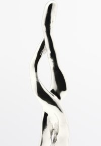 Metalen sculptuur met een gepolijste zilveren afwerking, met gladde, in elkaar verweven, verlengde vormen en een slank, abstract ontwerp.