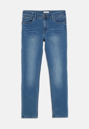 Jeans skinny azuis feitos de denim com áreas desbotadas, cinco bolsos e fecho por botão. Design de perna reta com detalhes em costura.