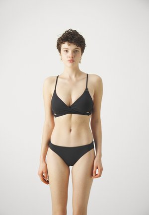 Set bikini nero con bralette triangolare, spalline sottili e tagli laterali, abbinato a slip a vita bassa. Texture liscia.