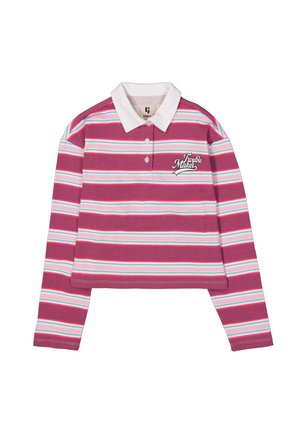 Langemouwen cropped polo shirt in roze en witte strepen. Heeft een witte kraag en een geborduurd detail "Trouble Maker" op de borst.