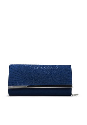 Bolso de mano azul marino hecho de ante con un diseño de radiante texturizado que presenta pequeños adornos y un cierre metálico. Correa de cadena incluida.