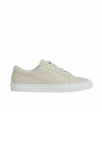 Adidași din piele bej cu suprafață texturată, talpă albă, vârf rotund și șase găuri pentru sireturi, având un design minimalist.