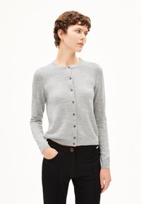 Grijze gebreide cardigan met lange mouwen, ronde halslijn en kleine knopen aan de voorkant. Soepele textuur, getailleerd ontwerp.