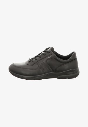 Schwarze Ledersneaker mit abgerundeter Zehenpartie, Schnürdesign und strukturiertem Gummisohle. Mit GORE-TEX-Branding an der Seite.