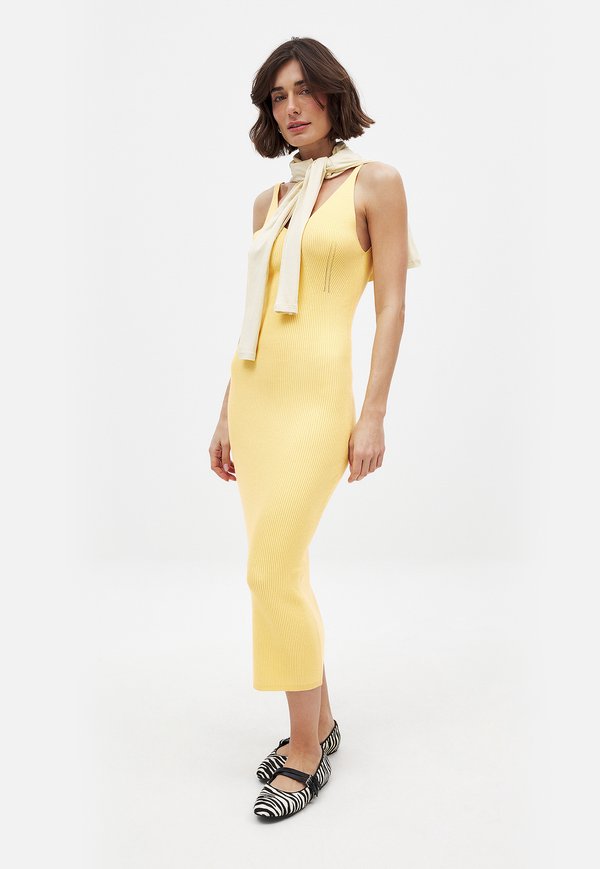 DEEP BACK - Strickkleid