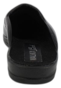 Zwarte synthetische instapschoen met een gladde textuur, brede opening en een platte zool. Kenmerkt zich door een logo op de binnenzool en minimale details.