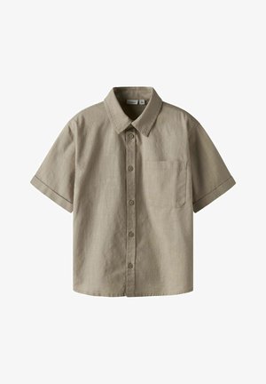 Μπεζ πουκάμισο με κοντά μανίκια, κουμπιά, γιακά και τσέπη στο αριστερό στήθος, κατασκευασμένο από ελαφρύ υφασμάτινο ύφασμα με υφή.