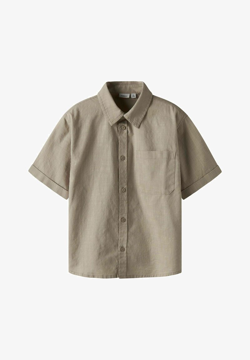 Chemise beige à manches courtes avec col et poche poitrine gauche, en tissu texturé léger.