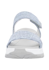 Sandales en tissu tissé bleu avec deux sangles réglables, une semelle rembourrée blanche et une semelle en caoutchouc texturé pour une meilleure adhérence.