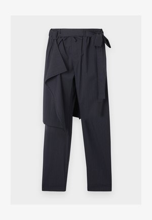 Σκούρο μπλε παντελόνι με ρίγες, εφαρμοστά πόδια, ψηλή μέση, ρυθμιζόμενο κορδόνι στο πλάι και στρωματοποιημένη λεπτομέρεια υφάσματος στον αριστερό γοφό.