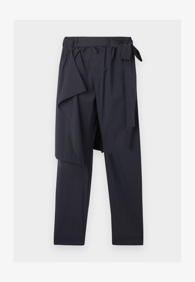 Σκούρο μπλε παντελόνι με ρίγες, εφαρμοστά πόδια, ψηλή μέση, ρυθμιζόμενο κορδόνι στο πλάι και στρωματοποιημένη λεπτομέρεια υφάσματος στον αριστερό γοφό.