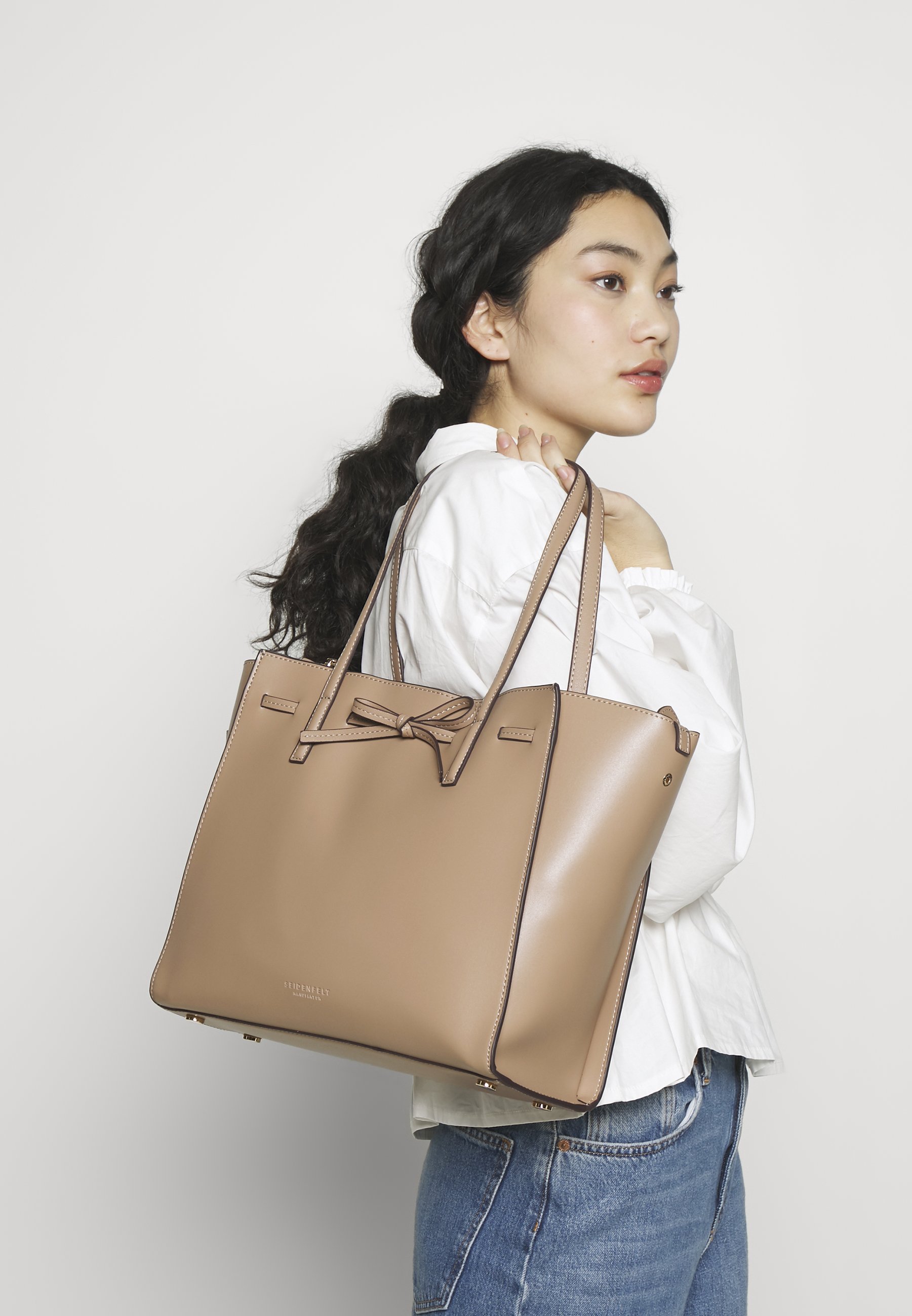 Seidenfelt TONDER Shoppingveske almond Zalando.no Seidenfelt KERAVA SET Håndveske light taupe Zalando.no