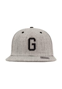 Grå caps laget av teksturert stoff har et svart brodert bokstav "G" foran, med flat skjerm og ventilasjonshull.