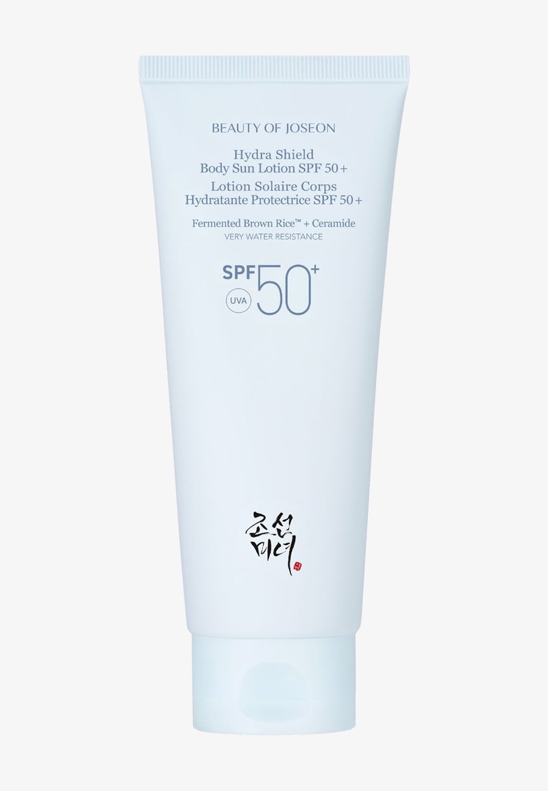 Tube med Beauty of Joseon Hydra Shield Body Sun Lotion med SPF 50+ og vannavstøtende formel som inneholder fermentert brun ris og ceramid.