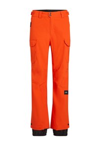 Oranje skibroek van waterafstotende stof, met meerdere cargozakken en zwarte accenten aan de onderkant voor duurzaamheid.
