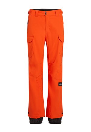 Oranžid suusipüksid veekindlast kangast, millel on mitu cargo-taskut ja mustad aksendid allosas vastupidavuse tagamiseks.