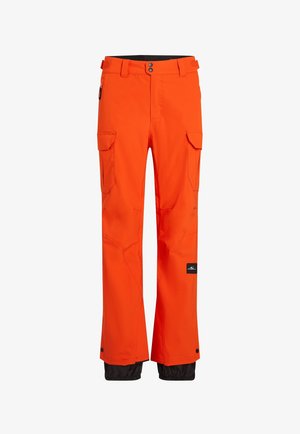 Oranžid suusipüksid veekindlast kangast, millel on mitu cargo-taskut ja mustad aksendid allosas vastupidavuse tagamiseks.