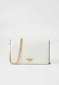 Weiße Umhängetasche aus synthetischem Leder mit einem goldfarbenen Kettenriemen, dreieckiger Metallapplikation und Klappverschluss. Glatte Textur mit klaren Linien.