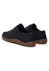 Pantofi joşi de culoare bleumarin închis cu un superior din suede texturat, talpă din cauciuc, şireturi plate şi detalii de cusătură. Vârf rotunjit şi design minimal.