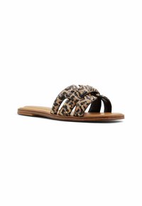 Leopardmönstrade halksandaler med korsade remmar, tillverkade av syntetiskt material; platt träsoffel; färgschema i beige och svart.