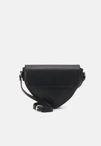 Borsa a tracolla nera in pelle con forma triangolare, pattina ripiegabile e tracolla regolabile. Texture liscia con accenti hardware minimi.