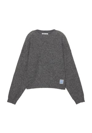 Grijze gebreide trui met een ronde hals, lange mouwen en een cropped zoom. Bevat een blauw logo-embleem aan de onderlinkerkant.