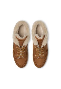 Baskets en suède marron avec une doublure et une languette en beige pelucheux. Elles disposent de lacets et d'œillets dorés. Le design est de type basse et arrondi.