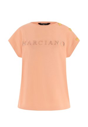 Perzikkleurige top met korte mouwen en de tekst "MARCIANO" geborduurd op de borst, met drie gouden knopen op de linkerschouder.