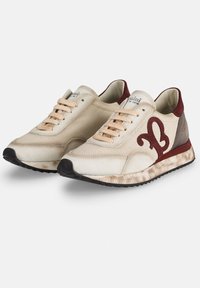 Beige mesh sneakers med mørkerøde accenter, nubuckdetaljer og en tekstureret sål. Har beige snørebånd og et fremtrædende "B" design.
