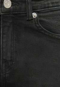 Svarta denimjeans med en slät textur, femfickorsdesign och silverfärgade knappar vid midjan och fickorna.