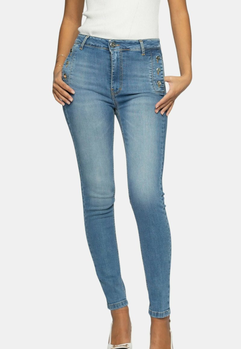 High-waisted blauwe jeans met een slim fit, voorzien van goudkleurige knopen aan de zijkanten en een gladde denim textuur.