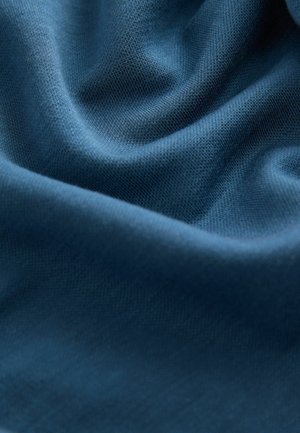 Dunkelblauer Stoff mit einer glatten, strukturierten Oberfläche, der weiche Falten und Knicke aufweist, was auf ein leichtes und flexibles Material hinweist.