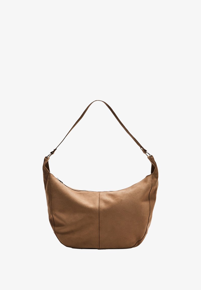 Sac à épaule en cuir marron avec une forme courbée, un fond plat et une seule bandoulière réglable. Dispose d'une fermeture éclair et d'un détail de couture subtil.