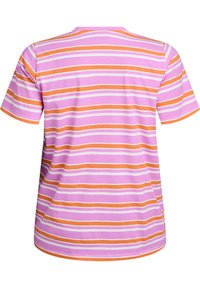 Lühikeste varrukatega t-särk helelillas, millel on horisontaalsed triibud oranži, valge ja sügavroosa toonides. Ümmargune kaelus ja pehme puuvillane materjal.