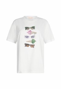 T-shirt en coton blanc présentant un graphique de quatre paires de lunettes de soleil de différentes couleurs : vert, rose, violet et marron, avec des accents décoratifs.