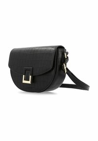 Borsa a spalla nera in ecopelle con motivo coccodrillo, forma arrotondata, chiusura a patta, hardware dorato e tracolla regolabile.