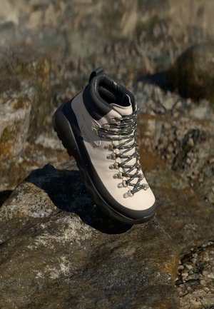 Columbia NEWTON ALPINE PT - Matkajalatsid - cloud grey/shark