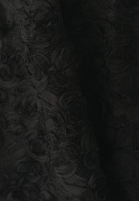 Schwarzer Stoff mit komplizierten, strukturierten Rosenmustern. Das Material hat eine weiche Oberfläche mit geschichteten floralem Akzenten in verschiedenen Formen und Größen.