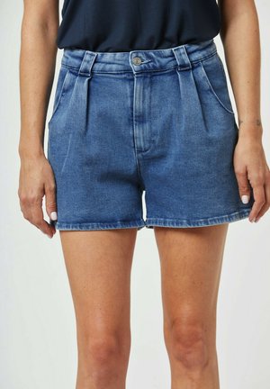 Shorts en denim de couleur bleu clair avec une taille haute, un devant plissé et des poches latérales. Comprend une fermeture à bouton et une couture visible.