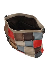 Patchwork lederen tas in meerdere kleuren waaronder rood, bruin, grijs en beige. Zachte textuur met een ruim interieur en een ritssluiting zak.