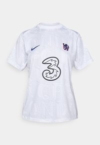 Witte sporttrui met een gestructureerde achtergrond met herhalende letters, blauwe details en een opvallend zwart logo met het number "3."