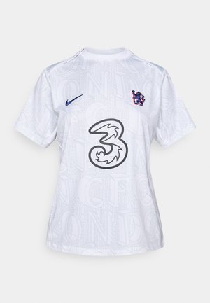 Bijela sportska majica s teksturiranim pozadinskim uzorkom s ponavljajućim natpisima, plavim detaljima i istaknutim crnim logotipom s brojem "3".
