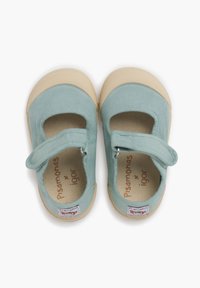 Zapatos Mary Jane de lona azul claro con correa de gancho y bucle, suelas de goma beige y una plantilla con estampado que presenta el logo de la marca.