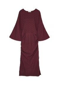 Burgundy, strukturoitu mekko leveillä hihoilla, pyöreällä kaula-aukolla ja rypytetyillä yksityiskohdilla vyötäröllä, ulottuen polven puoliväliin.
