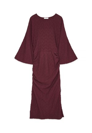 Burgundy, strukturoitu mekko leveillä hihoilla, pyöreällä kaula-aukolla ja rypytetyill�ä yksityiskohdilla vyötäröllä, ulottuen polven puoliväliin.