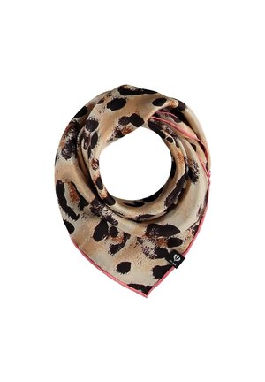 Pañuelo cuadrado con estampado de leopardo en beige, negro y marrón, enrollado en forma de círculo con una pequeña etiqueta negra y borde rosa.